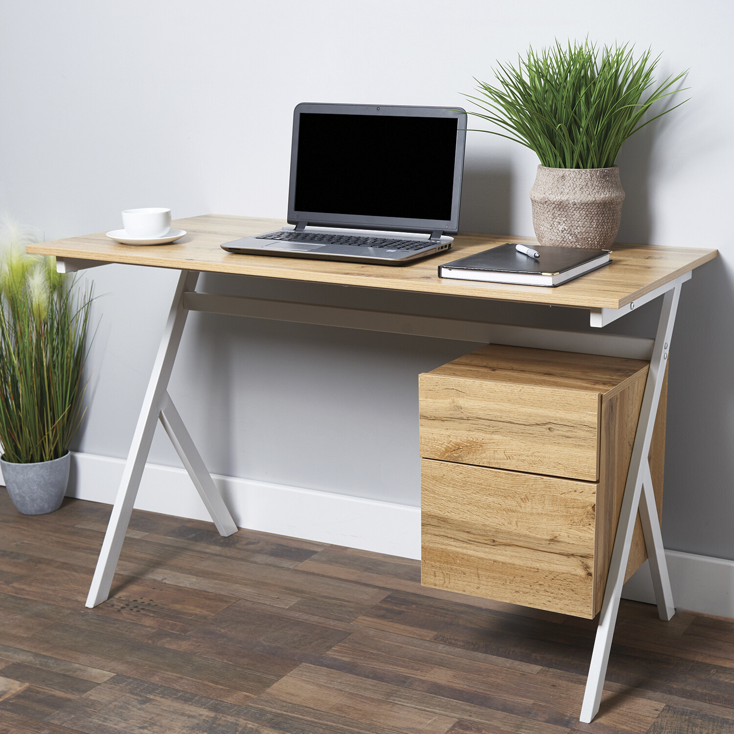 Maximizing Space: Compact Desks with Drawers for Small Rooms插图
