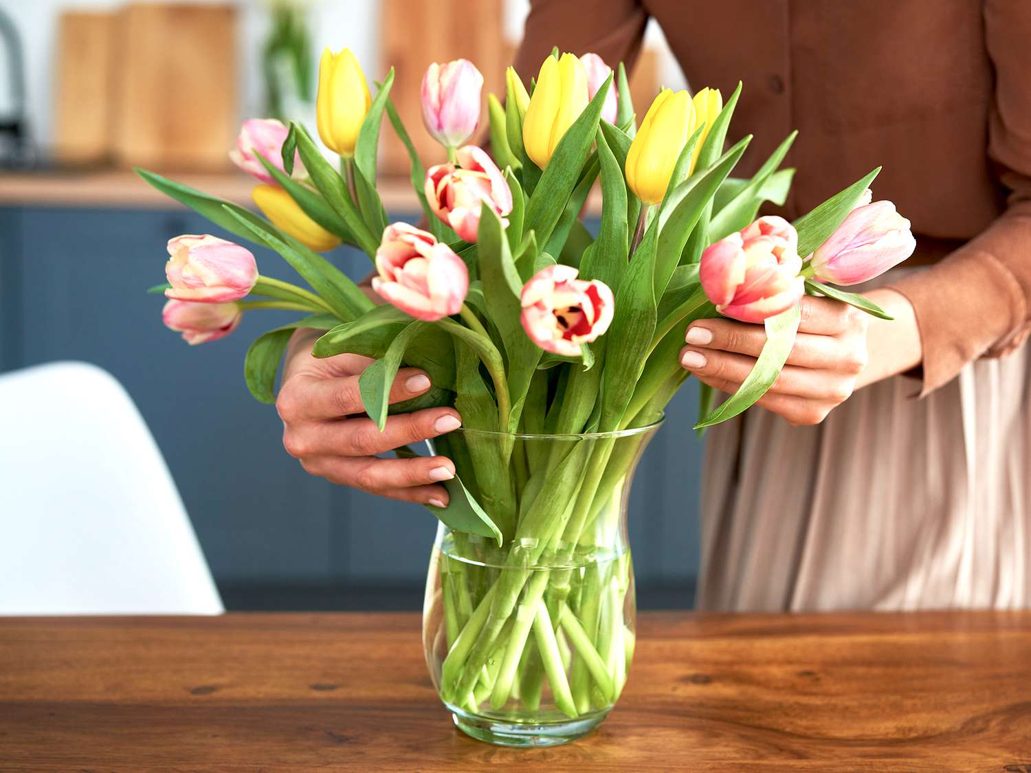 how to keep flowers alive in vase