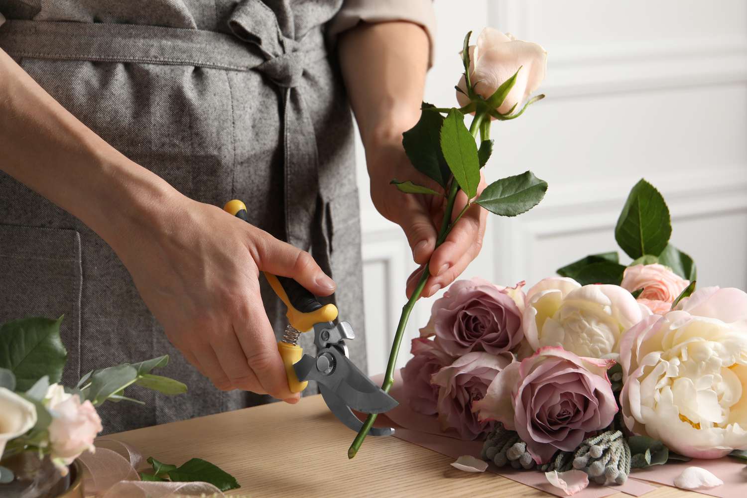 Unveiling the Secrets: How to Preserve Roses in a Vase Like a Pro插图2
