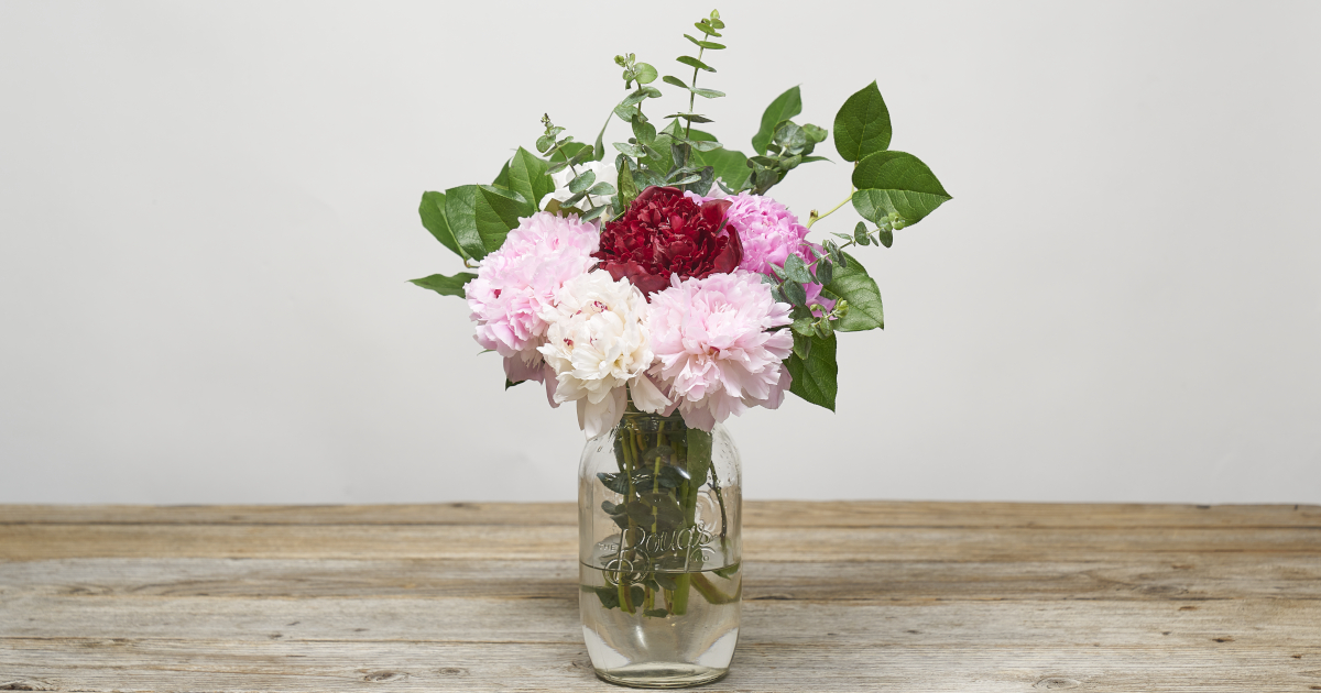 how to put flowers in vase
