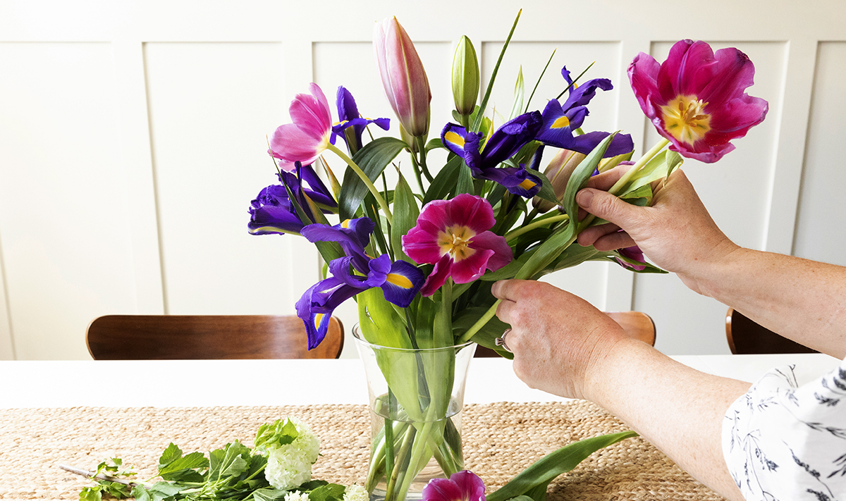 how to put flowers in a vase