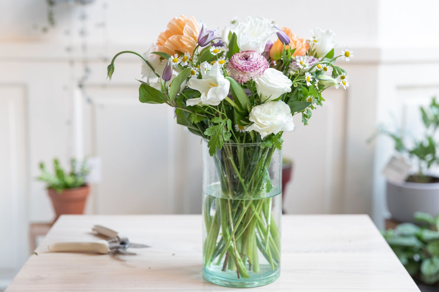 How to cut flowers for a vase