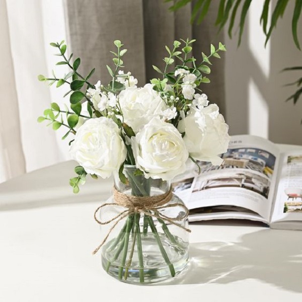 Keep flowers fresh in a vase with simple tips. 