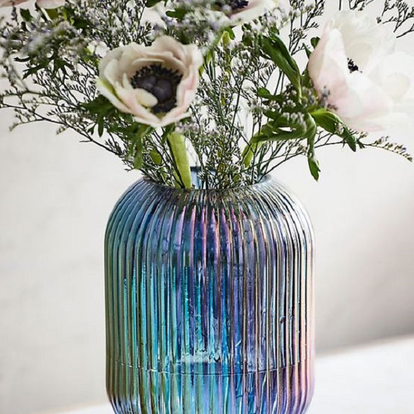 Keep flowers fresh in a vase with simple tips. 