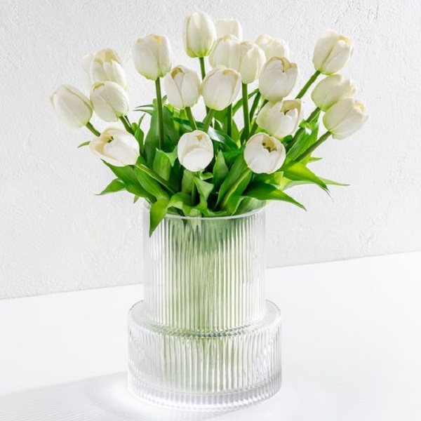  Learn how to put tulips in a vase 