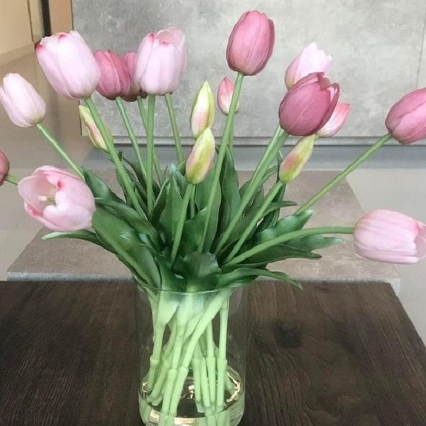 Discover tips to keep flowers alive longer in a vase 