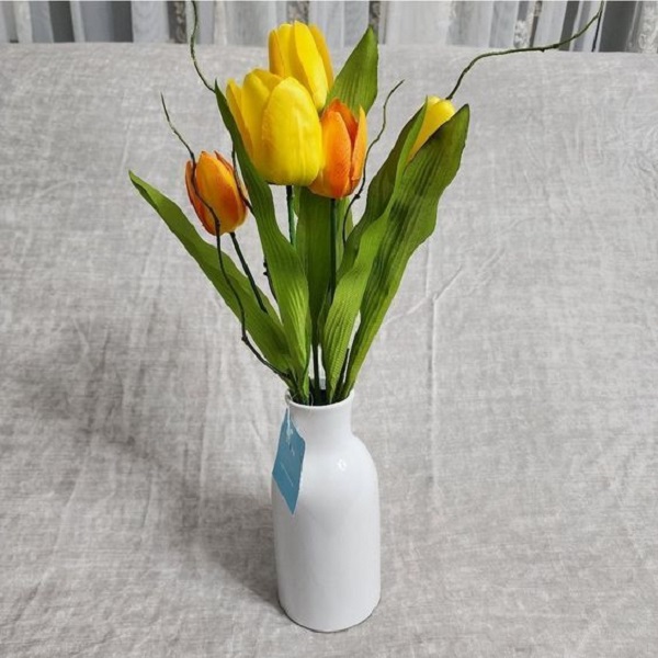 Find out how long tulips last in a vase