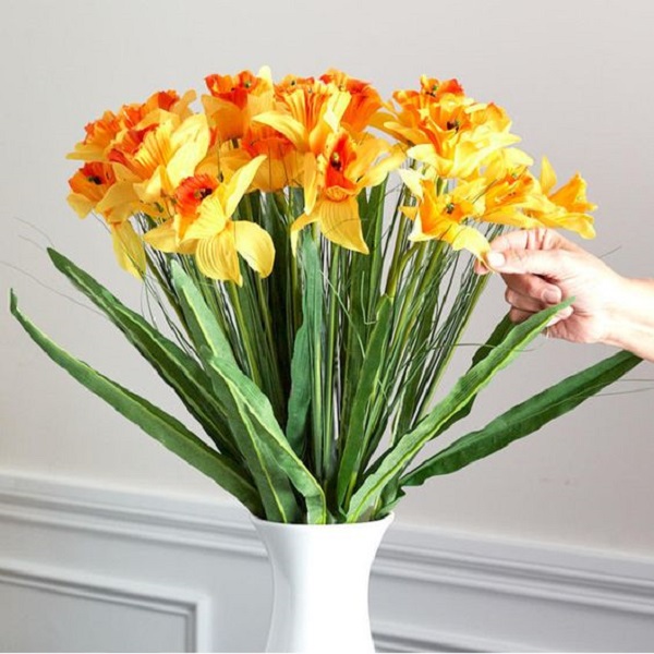 cutting daffodils to create a stunning vase